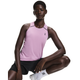 En person knæler på en almindelig hvid baggrund iført On Performance Tank, Dame, Sakura/Dewberry med et lille logo på venstre bryst, sammen med sorte shorts og hvide ankelstrømper.