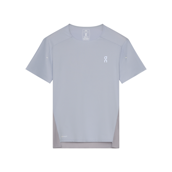 On Performance-T kortærmet atletisk t-shirt til kvinder i Nimbus/Lilac, har rund hals, lille hvidt logo på venstre bryst og lidt mørkere grå paneler i siderne. Trøjen er vist liggende på en hvid baggrund.