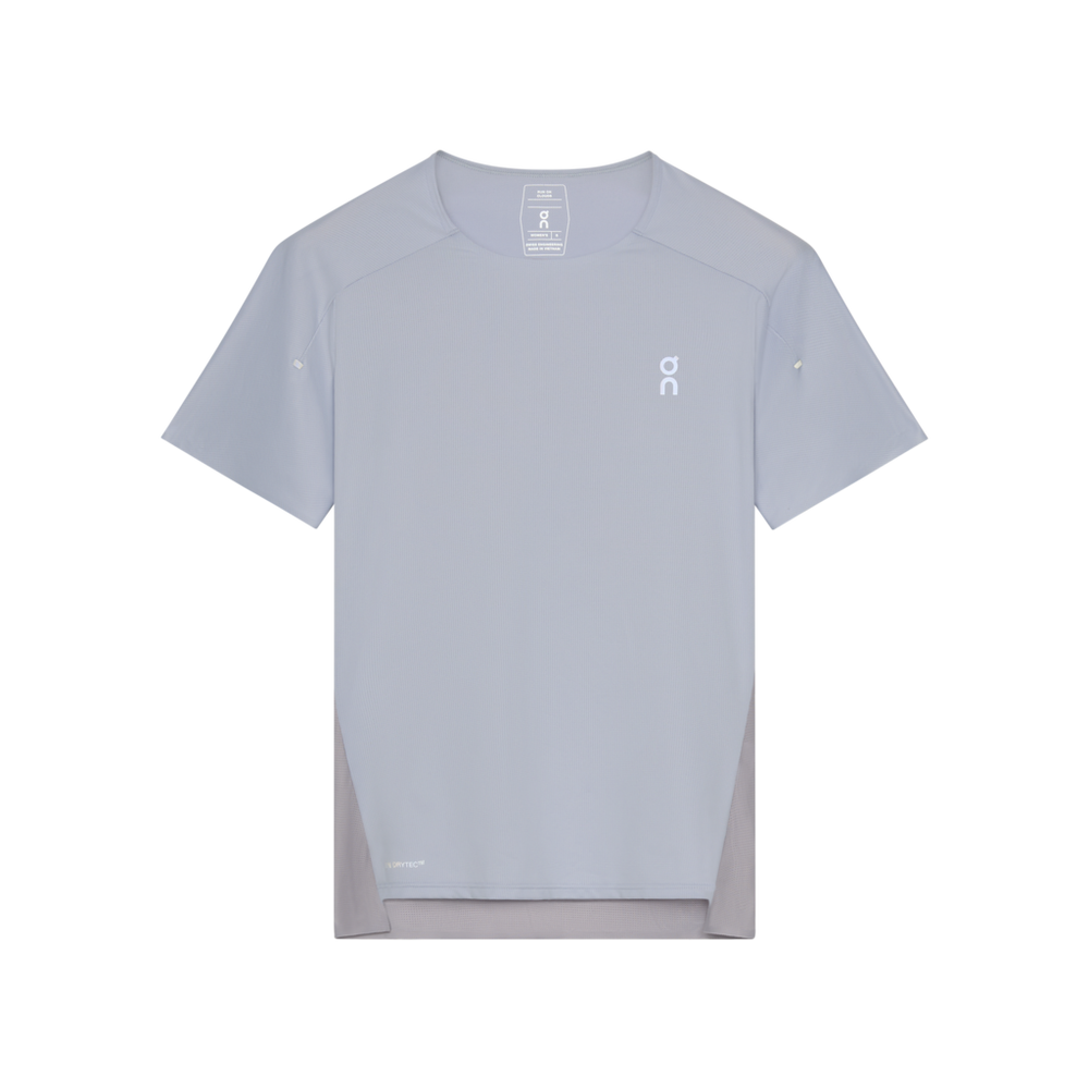 On Performance-T kortærmet atletisk t-shirt til kvinder i Nimbus/Lilac, har rund hals, lille hvidt logo på venstre bryst og lidt mørkere grå paneler i siderne. Trøjen er vist liggende på en hvid baggrund.