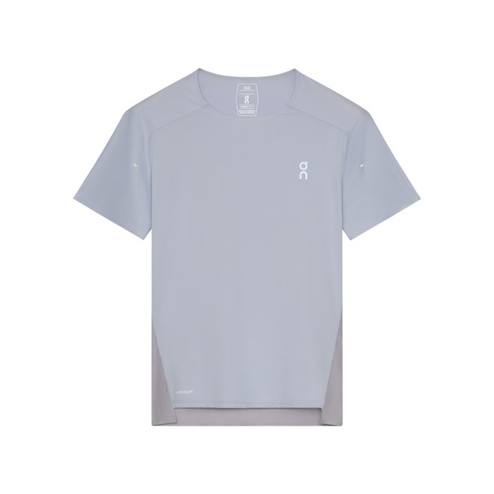 On Performance-T kortærmet atletisk t-shirt til kvinder i Nimbus/Lilac, har rund hals, lille hvidt logo på venstre bryst og lidt mørkere grå paneler i siderne. Trøjen er vist liggende på en hvid baggrund.