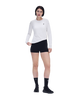 En person står foran en hvid baggrund iført en On Performance Long-T, Dame, hvid/sølv, sammen med sorte shorts, sorte sokker og sorte løbesko. For at demonstrere fordelene ved åndbart løbetøj kigger vedkommende fremad, mens vedkommende holder fast i trøjens nederste kant.