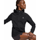 En person i On Core Jacket, Dame, Black med hætte og lille logo på venstre bryst poserer med et løftet knæ. Hun har også shorts på. Baggrunden er hvid.