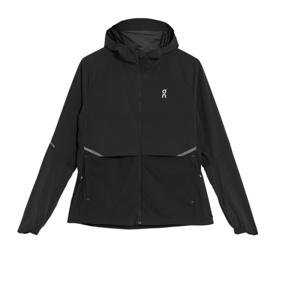 On Core Jacket, Dame, Black har hætte, lange ærmer, lille hvidt logo på venstre bryst, reflekser foran, sidelommer med lynlås og er vindafvisende.