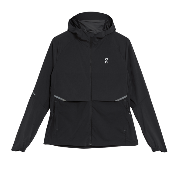 On Core Jacket, Dame, Black har hætte, lange ærmer, lille hvidt logo på venstre bryst, reflekser foran, sidelommer med lynlås og er vindafvisende.