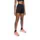 En person er iført sort sports-bh, On Performance Tights Short Dame i sort, sorte sokker og orange løbesko på en hvid baggrund. Kun kroppen fra hals til fødder er vist.