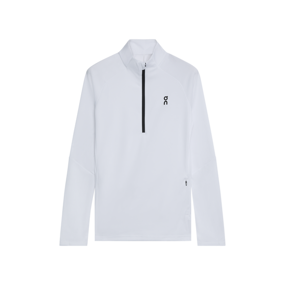 On Climate Shirt til kvinder i hvid er en åndbar langærmet pullover med kvart lynlås foran og et lille sort logo på venstre bryst, vist på en hvid baggrund.