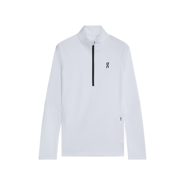 On Climate Shirt til kvinder i hvid er en åndbar langærmet pullover med kvart lynlås foran og et lille sort logo på venstre bryst, vist på en hvid baggrund.