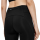 Nærbillede af en person iført On Performance Tights Short, Dame, Black, der fremhæver den bageste linning med en lille lynlåslomme og mærkets logo, der er synligt på siden.