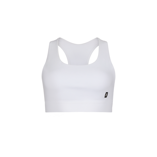 ON Core-bh’en til kvinder i hvid er en behagelig sports-bh med racerback-design og et lille sort ON-logo nederst til venstre foran. Den er ideel til træning med lav intensitet og vises her på en ensfarvet hvid baggrund.