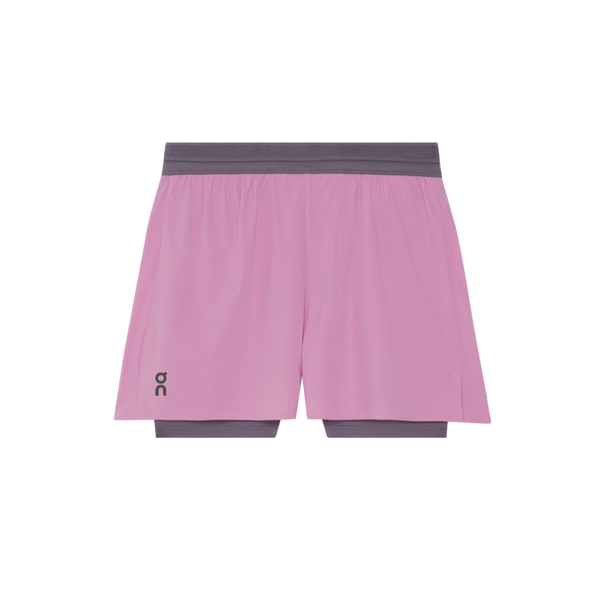 On 3" Performance 2/1 Shorts til kvinder i Sakura/Dewberry har grå linning og inderfor samt et lille ON-logo nederst i venstre kant, vist på en hvid baggrund.