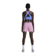 En person står med front mod kameraet iført en lyseblå sports-bh, On 3" Performance 2/1 Shorts for dame i Sakura/Dewberry, hvide lægstrømper og hvide sneakers på en almindelig hvid baggrund.