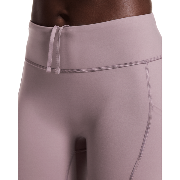 Nærbillede af en person iført On Performance Tights, Dame, Heron-højtaljet med snøre i taljen og synlige sømdetaljer i lys mauve.