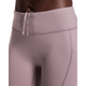 Nærbillede af en person iført On Performance Tights, Dame, Heron-højtaljet med snøre i taljen og synlige sømdetaljer i lys mauve.