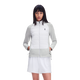En person iført en On Weather Hybrid-jakke, Dame, Glacier/Frost, med et hvidt og lysegråt, vind- og vandafvisende design med et quiltet forstykke, kombineret med hvide shorts.