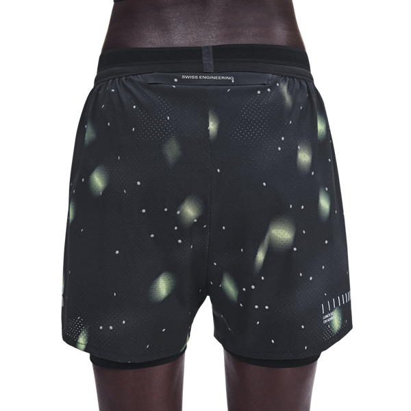 Bagside af de sorte Performance Shorts Lumos til kvinder med et mønster af reflekterende prikker og en lille tekstgrafik nederst på højre ben.