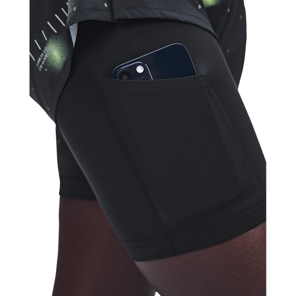 Nærbillede af de sorte Performance Shorts Lumos til kvinder med en sidelomme, hvor der er plads til en smartphone.