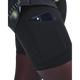 Nærbillede af de sorte Performance Shorts Lumos til kvinder med en sidelomme, hvor der er plads til en smartphone.
