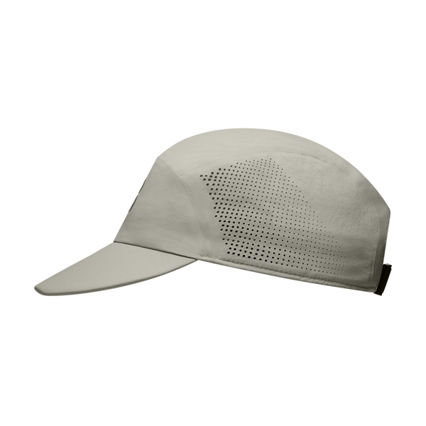 ON Performance Cap, unisex i farven Brume, har fem paneler, en buet skygge og ventilationshuller i siderne, vist på en ensfarvet hvid baggrund.
