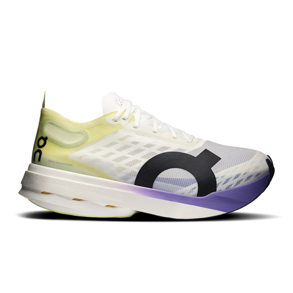 On Cloudboom Strike til mænd i Juniper/Limelight har en overdel i hvid mesh med gule og lilla detaljer, hvide snørebånd, et stort sort O-logo og en tyk, polstret sål, der giver en god præstation.