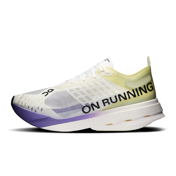 Et sidebillede af On Cloudboom Strike, Herre løbesko i Juniper/Limelight, med en gennemsigtig overdel, gule og grønne detaljer, ON-branding på siden og en hvid sål med synlige udskæringer.
