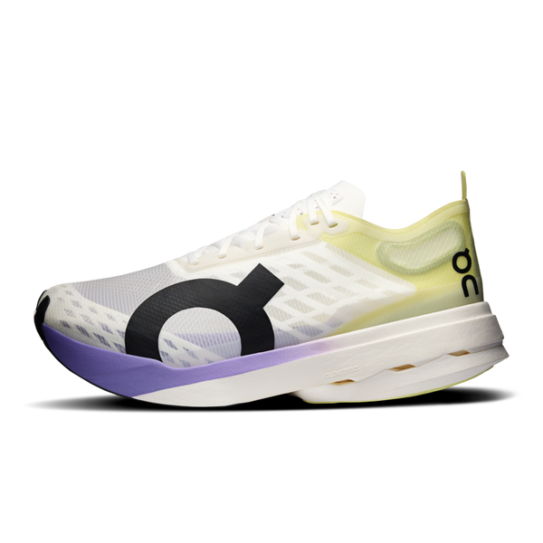 Et nærbillede fra siden af On Cloudboom Strike, Herre, Juniper/Limelight viser den gennemsigtige overdel, det dristige sorte logo, de lysegule detaljer på hælen og den hvide mellemsål med en lilla gradient ved tåen.