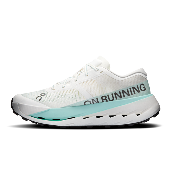 ON Cloudultra Pro Herre i farvekombinationen Ivory/Celeste har en hvid overdel, en lys blågrøn mellemsål og en sort ydersål med markant ON RUNNING-logo – en ideel trailsko til mænd og perfekt til ultraløb – på en lys grå baggrund.