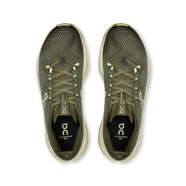 Et top-down billede af On Cloudsurfer Max, Herre, Olive/Seedling løbesko med hvide såler og On-logoer på tungen og indersålen fremhæver disse løbesko komfort mod en almindelig hvid baggrund.