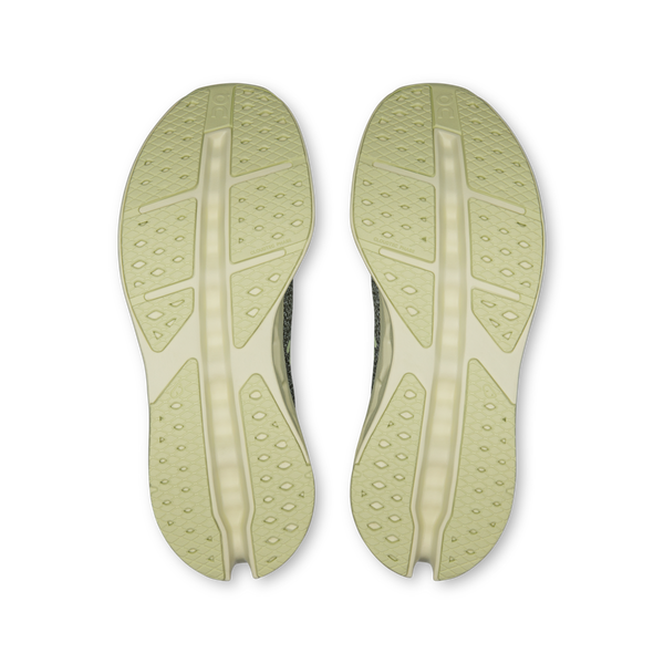 Billedet viser On Cloudsurfer Max sportssko til mænd i Olive/Seedling, med lys beige segmenteret gummiydersål med strukturerede greb og CloudTec Phase-teknologi for optimal løbesko komfort.