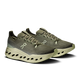 Et par On Cloudsurfer Max, Herre, Olive/Seedling-sneakers med lette såler og ventilationshuller er snøret sammen og placeret side om side på en hvid baggrund for maksimal løbesko komfort.