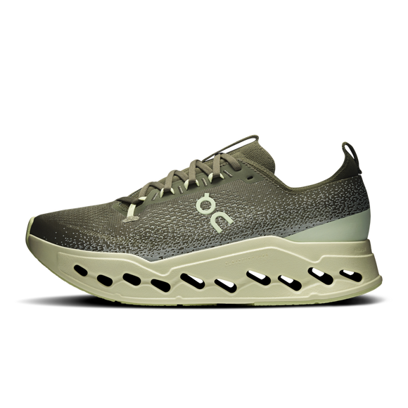 Et sidebillede af Cloudsurfer Max, Herre, Olive/Seedling fra On - en herreløbesko i olivengrøn og beige med en tyk, ventileret CloudTec Phase-sål, snørelukning, overdel i mesh for komfort og On-logo.