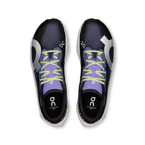 Et top-down view af On Cloudboom Volt løbesko herre i Black/Juniper med lysegrønne snørebånd og On-logoet på sider og indersåler - perfekt til tempotræning.