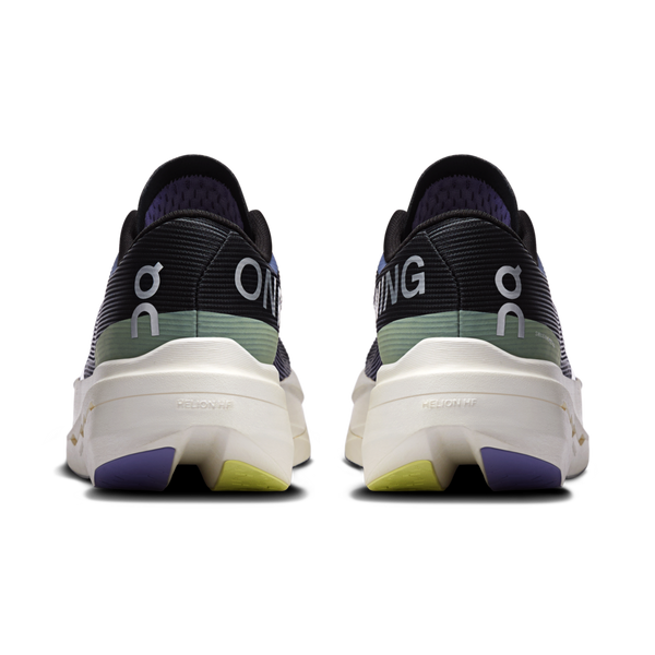 Bagside af On Cloudboom Volt løbesko herre i Black/Juniper med sort, grøn og hvid overdel, tykke hvide såler og lilla/gule detaljer - perfekt til tempotræning. "On" er synligt på hver hæl.