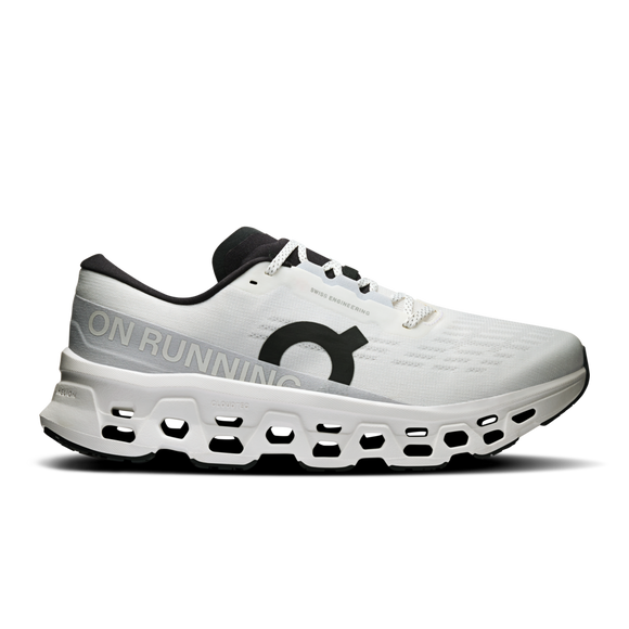 On Cloudmonster 3 Herre i White/White er en sportssko til mænd med sorte detaljer, sort sål med store udskæringer, sort pløs og logo, hvide snørebånd, ON RUNNING-branding og CloudTec-støddæmpning for komfort.