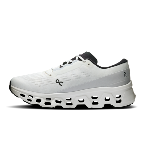 On Cloudmonster 3 Herre i White/White har en åndbar mesh-overdel, CloudTec-dæmpning, perforeret mellemsål med synlige bogstaver, hvidt design med sort sål, snørebånd og accenter til atletisk løb.
