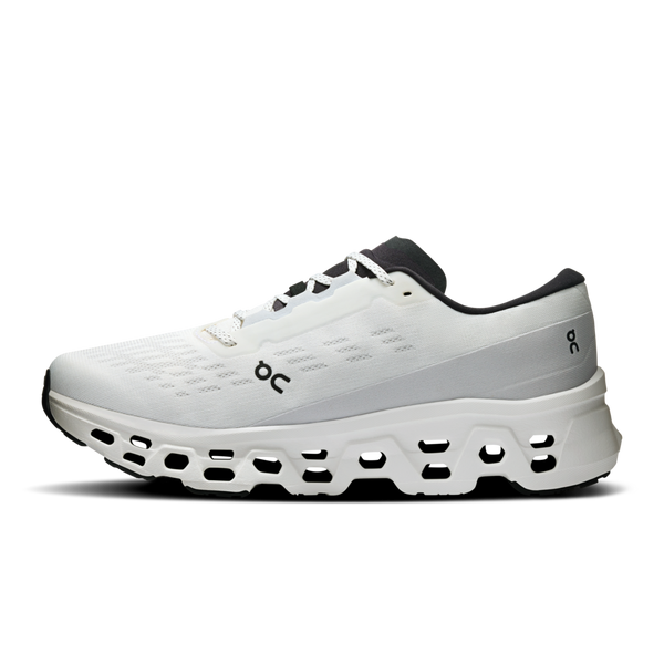 On Cloudmonster 3 Herre i White/White har en åndbar mesh-overdel, CloudTec-dæmpning, perforeret mellemsål med synlige bogstaver, hvidt design med sort sål, snørebånd og accenter til atletisk løb.