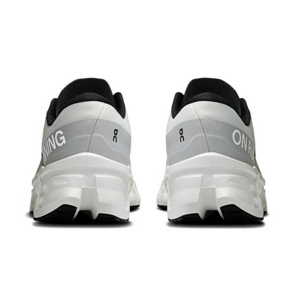 Et par On Cloudmonster 3, Herre, White/White sneakers set bagfra med chunky såler, sort foring, ON-branding og den karakteristiske CloudTec-støddæmpning, der giver overlegen komfort.