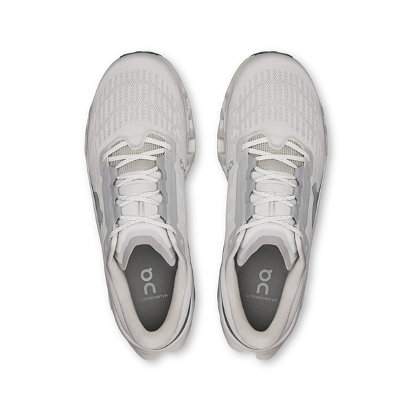 En top-down-visning af On Cloudmonster 3 herre løbesko i Wolf/Wolf med mesh-overdel, hvide snørebånd, CloudTec-støddæmpning for komfort og indlægssåler med "On"-logo og "CLOUDMONSTER".