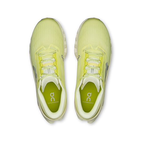 Et par On Cloudmonster 3 løbesko herre i Limelight/Seedling, set ovenfra med hvide snørebånd og såler. På indersålerne ses On-logoet og Cloudmonster 3, der har avanceret CloudTec-støddæmpning for overlegen komfort.