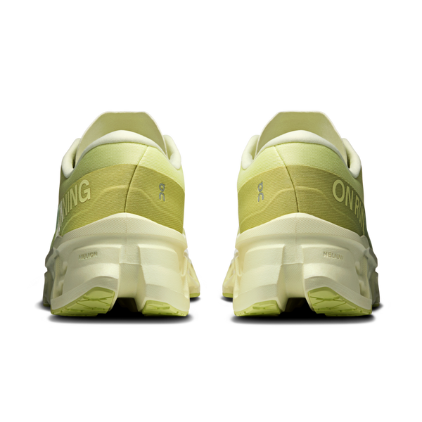 Et par On Cloudmonster 3 herre løbesko i Limelight/Seedling vises bagfra og fremhæver tykke såler med CloudTec og ON-branding på hælen, placeret side om side på en almindelig hvid baggrund.