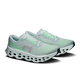 ON Cloudmonster 3 herresko i farvekombinationen Brook/Flurry er udstyret med den innovative CloudTec-støddæmpning, en ventileret sål, hvide snørebånd og teksten »ON RUNNING« på hælen, der er udført i lyseblåt og mintgrønt på hvid baggrund.