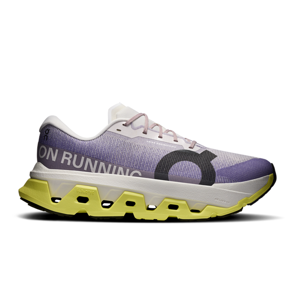 Et sidebillede af On Cloudmonster 3 Hyper, Herre, Lily/Limelight viser en lyslilla og hvid overdel med sort "ON RUNNING"-tekst, et fedt sort "O" og en gul sål med udskæringsdetaljer til maksimal dæmpning på en almindelig hvid baggrund.