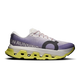 Et sidebillede af On Cloudmonster 3 Hyper, Herre, Lily/Limelight viser en lyslilla og hvid overdel med sort "ON RUNNING"-tekst, et fedt sort "O" og en gul sål med udskæringsdetaljer til maksimal dæmpning på en almindelig hvid baggrund.