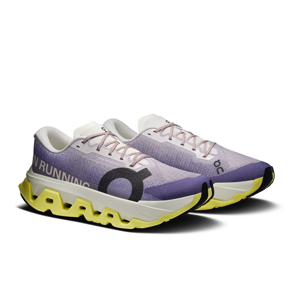 On Cloudmonster 3 Hyper løbesko herre i Lily/Limelight har lilla og hvid mesh-overdel, sorte detaljer, tykke gule såler, maksimal dæmpning, "ON RUNNING"-tekst og et stort O-logo på siderne.