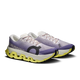 On Cloudmonster 3 Hyper løbesko herre i Lily/Limelight har lilla og hvid mesh-overdel, sorte detaljer, tykke gule såler, maksimal dæmpning, "ON RUNNING"-tekst og et stort O-logo på siderne.