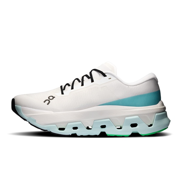 ON Cloudmonster 3 Hyper, herresko, i farven Ivory/Flurry har sorte snørebånd, lyseblå mellemsåler med farveovergang, en segmenteret sål med udskæringer, maksimal dæmpning og et lille ON-logo ved tåen – en kombination af komfort og stil i et minimalistisk design.
