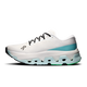 ON Cloudmonster 3 Hyper, herresko, i farven Ivory/Flurry har sorte snørebånd, lyseblå mellemsåler med farveovergang, en segmenteret sål med udskæringer, maksimal dæmpning og et lille ON-logo ved tåen – en kombination af komfort og stil i et minimalistisk design.