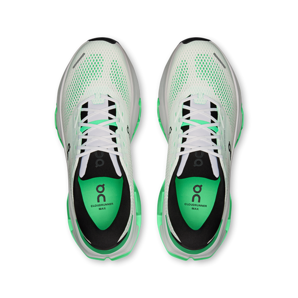 Et par On Cloudrunner 3 Max herresko i farvekombinationen White/Verdite med sorte detaljer, set ovenfra på en hvid baggrund. Indlægssålerne er forsynet med On-logoet og modelnavnet Cloudrunner 3 Max, hvilket understreger deres design, der er udviklet med henblik på maksimal komfort.