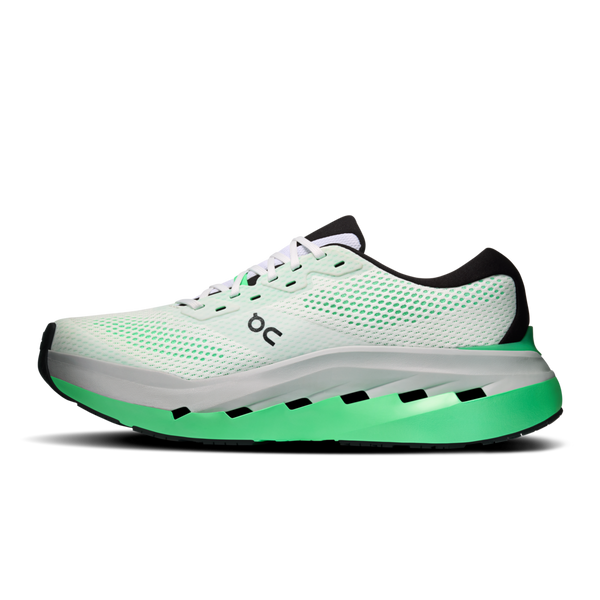 Cloudrunner 3 Max fra On, i farvekombinationen White/Verdite til herre, har et grønt og hvidt sportsligt design med en tyk, grøn sål med farveovergang og en overdel i åndbart mesh, der sikrer maksimal komfort. Denne løbesko har sorte og hvide snørebånd, en sort hæl og det karakteristiske On-logo på siden.