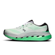 Cloudrunner 3 Max fra On, i farvekombinationen White/Verdite til herre, har et grønt og hvidt sportsligt design med en tyk, grøn sål med farveovergang og en overdel i åndbart mesh, der sikrer maksimal komfort. Denne løbesko har sorte og hvide snørebånd, en sort hæl og det karakteristiske On-logo på siden.