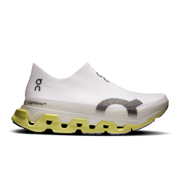 On Cloudmonster 3 Hyper LS (Unisex) i Limelight/Bloom er en hvid slip-on-atletiksko med en fed sort O, tyk gul geometrisk sål, Helion HF-hyperskum og LightSpray- og CloudTec-print nær hælen.